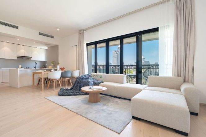 Elegant 3BR  Apartment Near Hengshan Road, Private Balcony & Open Kitchen