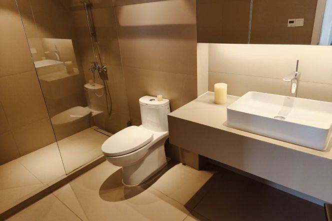 International Plaza — High-Floor 3BR with Pearl Tower View — 21,406RMB