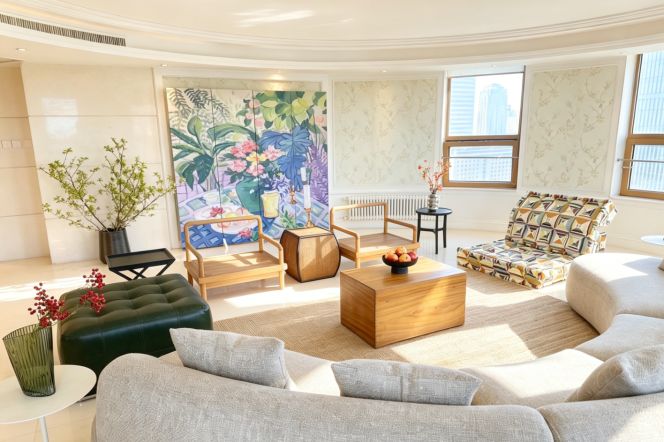 London Plaza high-rise bright and sunshine nice view big living room 3br plus outside balcony