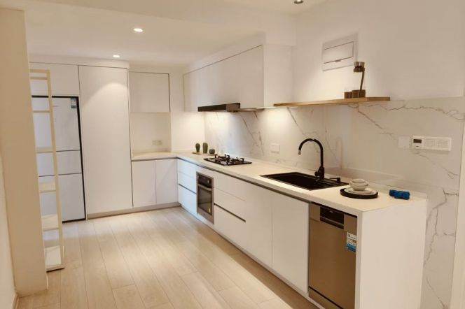 International Plaza — High-Floor 3BR with Pearl Tower View — 21,406RMB