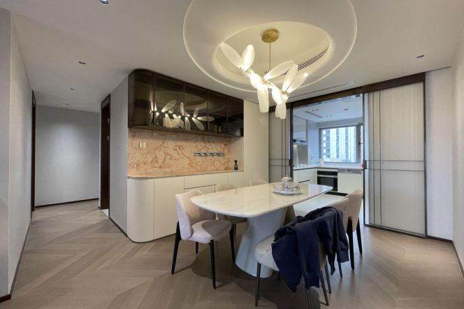 Bright High-end Residence with Balcony Spacious 3-Bedroom