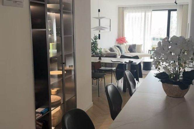   High-floor Spacious 3BR | Shanghai  library , Balcony + Metro Closeby, Floor Heating & Central AC