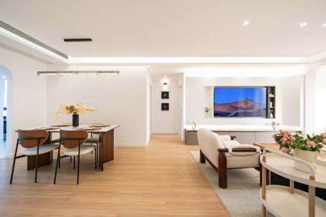 3 BEDROOMS · 2 BATHROOM(S) · NEAR LINE 13 - SHANGHAI NATURAL HISTORY MUSEUM