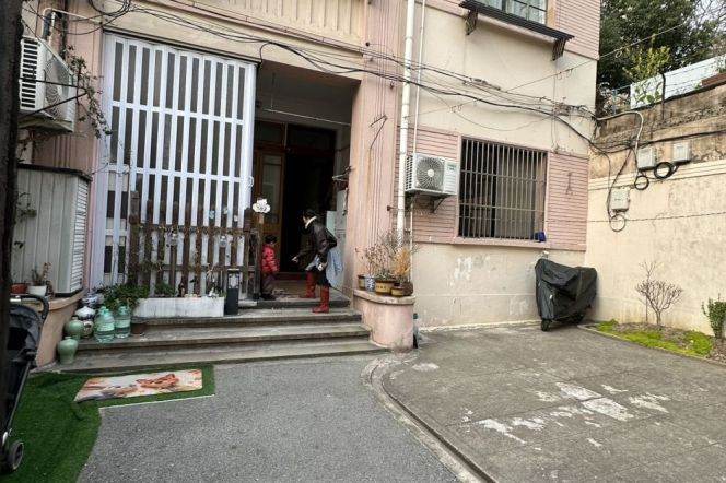 Changle Road - Line 2/7/14 Jing’an Temple - courtyard- first time for rent