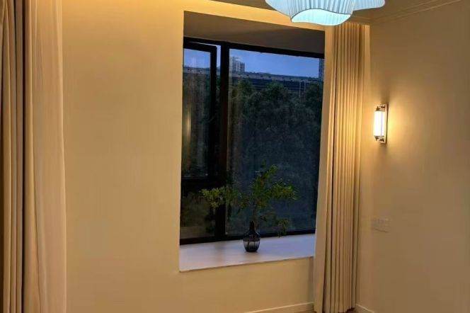 Gorgeous 2br with Balcony,0 Distance Line 7 Changping Road St.