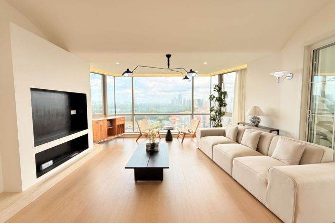 Spacious 3+1BR 200m² Residence with Panoramic Century Park Views