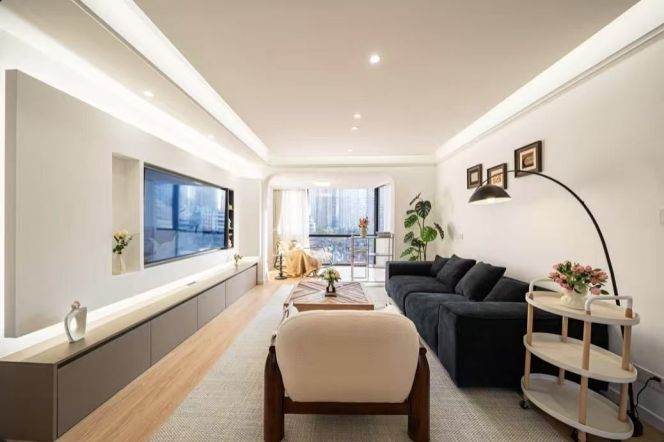 3 BEDROOMS · 2 BATHROOM(S) · NEAR LINE 13 - SHANGHAI NATURAL HISTORY MUSEUM
