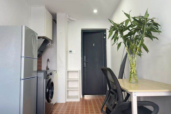 Everbright Convention Center — Sunny High-Floor Studio — 3,800 RMB