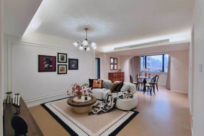 3 Brs, 2 Baths, Central ac/Oven, 140 sqm, High rise building @ Zhaojiabang metro L7&9