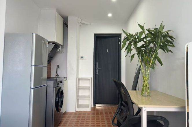 Everbright Convention Center — Sunny High-Floor Studio — 3,800 RMB