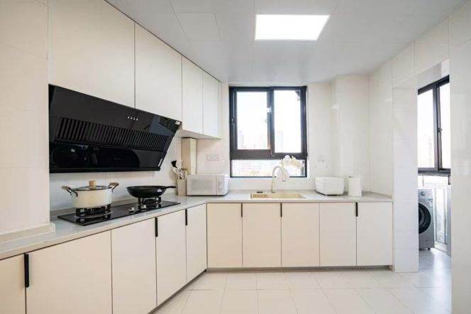 3 BEDROOMS · 2 BATHROOM(S) · NEAR LINE 13 - SHANGHAI NATURAL HISTORY MUSEUM