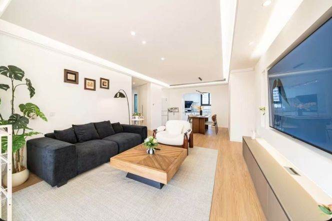 3 BEDROOMS · 2 BATHROOM(S) · NEAR LINE 13 - SHANGHAI NATURAL HISTORY MUSEUM
