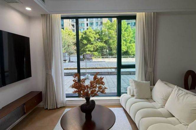 15.8k Bright 2Br with Spacious terrace Nr Zhongshan park line 2/3/4