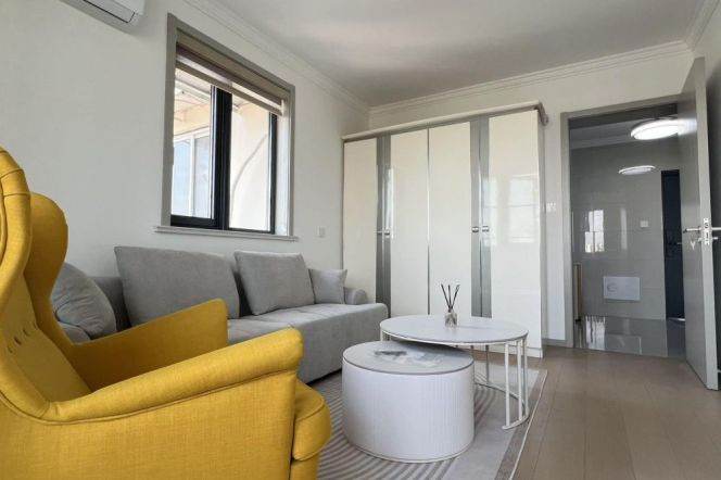 Spacious 1 br on High floor in ChangNing, easy to L 3/4 Yan'an Rd(W) St + LouShanGuan Rd St