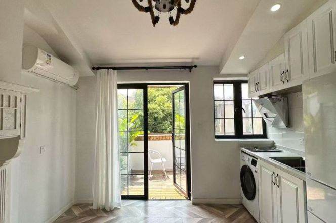 Nice balcony 1Br/1Lr/1Bt apt nr South shanxi rd,M1/10/12