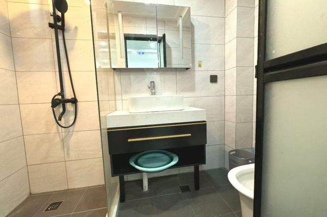 Zhaojiabang rd 2BR 2BATH with garden