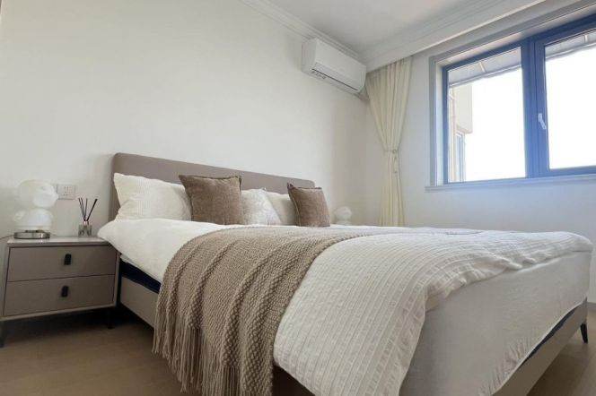 Spacious 1 br on High floor in ChangNing, easy to L 3/4 Yan'an Rd(W) St + LouShanGuan Rd St