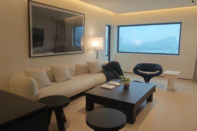 Brand new decoration 3brs with river view and balcony beside Huang pu river