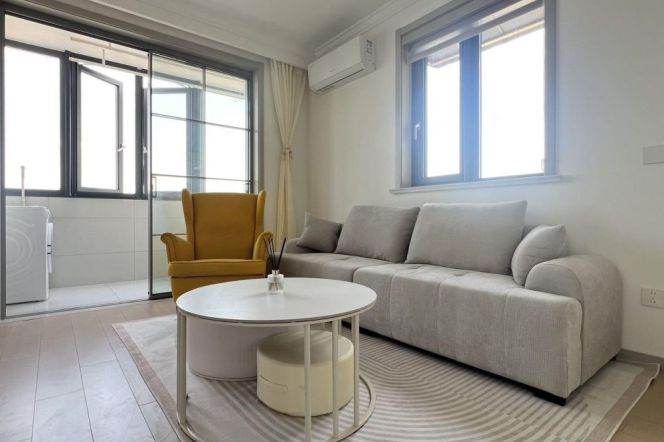 Spacious 1 br on High floor in ChangNing, easy to L 3/4 Yan'an Rd(W) St + LouShanGuan Rd St