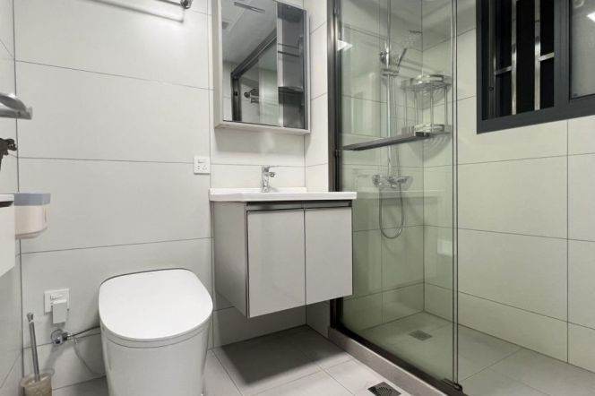 Spacious 1 br on High floor in ChangNing, easy to L 3/4 Yan'an Rd(W) St + LouShanGuan Rd St