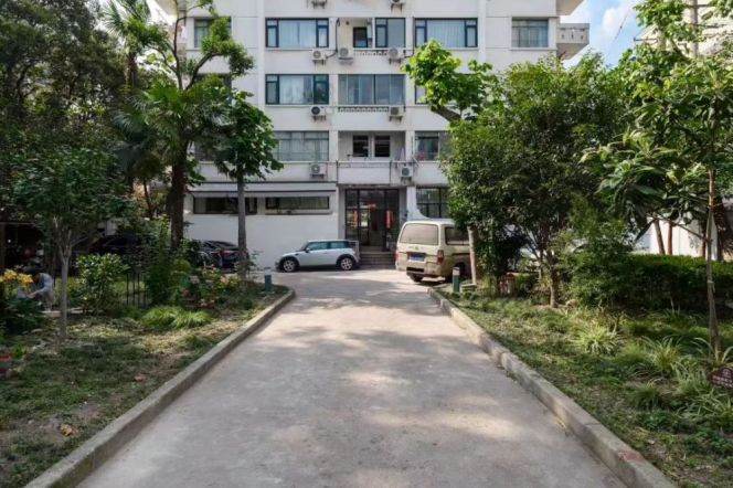 Classic Old Apt w/Elevator | 2BR 2BA w/Balcony+Heating @Changshu Rd Station