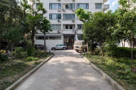 Classic Old Apt w/Elevator | 2BR 2BA w/Balcony+Heating @Changshu Rd Station