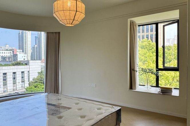 0 distance @ Changping rd L7 | High floor 2BR + french window +balcony | Heating 