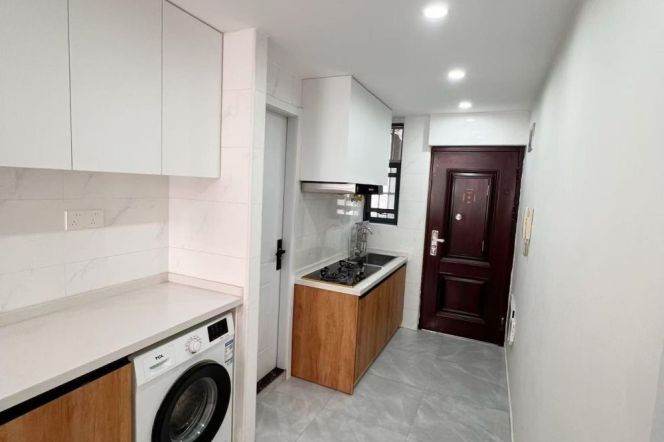 Bright 1 br in ChangNing ,easy to L2/15 LouShanGuan Rd St.