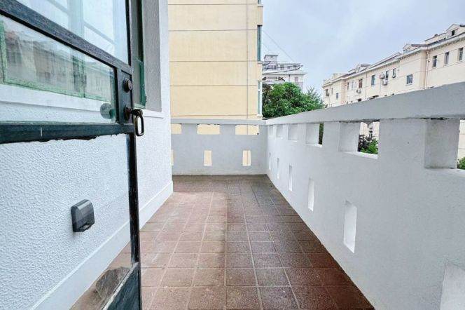 Classic Old Apt w/Elevator | 2BR 2BA w/Balcony+Heating @Changshu Rd Station