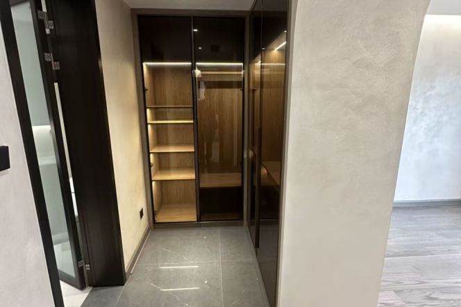 L 9 Xiaonanmen subway station, a 2-bedroom apartment with high and underfloor heating.
