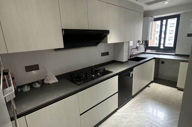 L 9 Xiaonanmen subway station, a 2-bedroom apartment with high and underfloor heating.