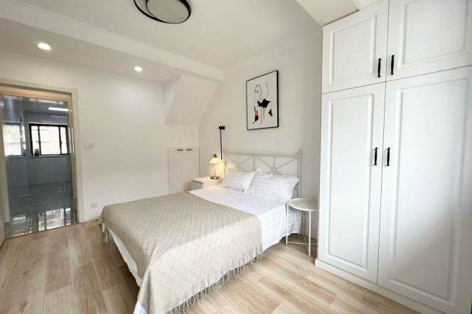 Spacious and lovely 2BR 2BA with outdoor balcony  near Jing’an temple