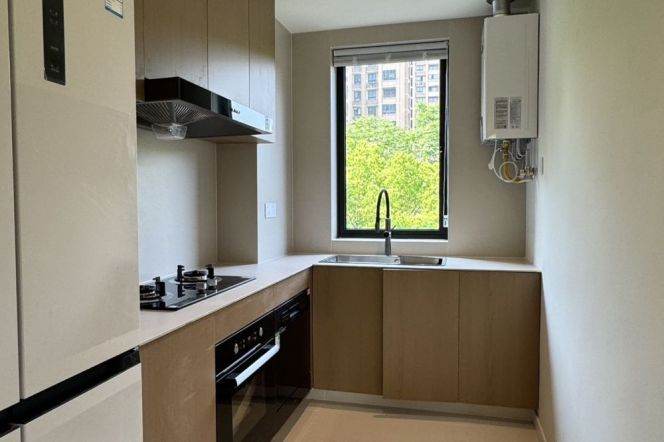 0 distance @ Changping rd L7 | High floor 2BR + french window +balcony | Heating 