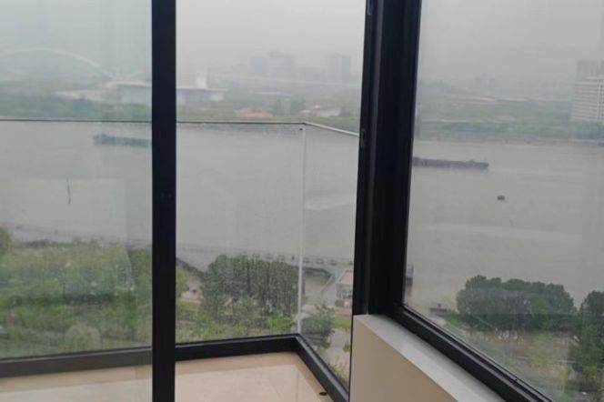 Brand new decoration 3brs with river view and balcony beside Huang pu river