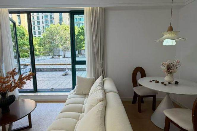 15.8k Bright 2Br with Spacious terrace Nr Zhongshan park line 2/3/4