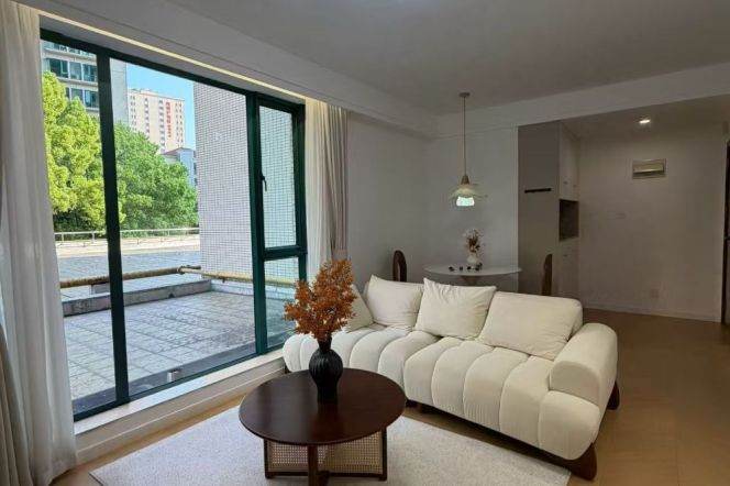 15.8k Bright 2Br with Spacious terrace Nr Zhongshan park line 2/3/4