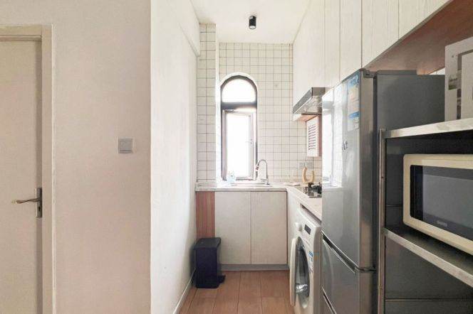 Modern&Spacious&Bright 3Bdrs 2Baths Apt+Open Balcony+Jing'an Temple+L14 Wu Ding Rd