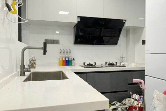 Modern&Bright&Spacious 1Bdr 1Bath Apt+L2/7/14 Jing An Temple+Large Balcony/Closets+2F Walk Up