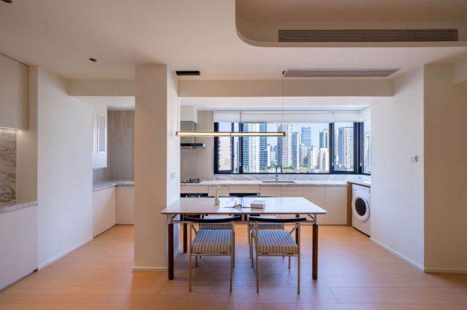  Spacious Living Room & Open Kitchen |  Jing’an, Floor Heating & Central AC, 5 Mins to Metro  