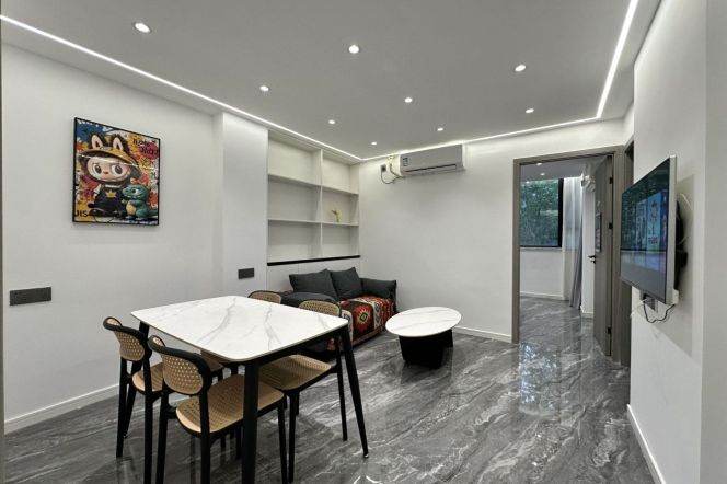 Lovely and spacious 2BR near People’s Square 