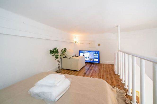 High ceiling 1Br/1Lr/1Bt apt nr Changshu rd,M1/7