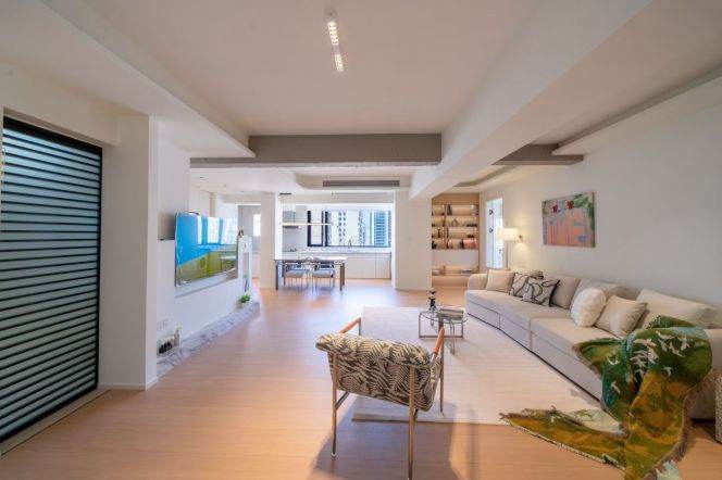  Spacious Living Room & Open Kitchen |  Jing’an, Floor Heating & Central AC, 5 Mins to Metro  