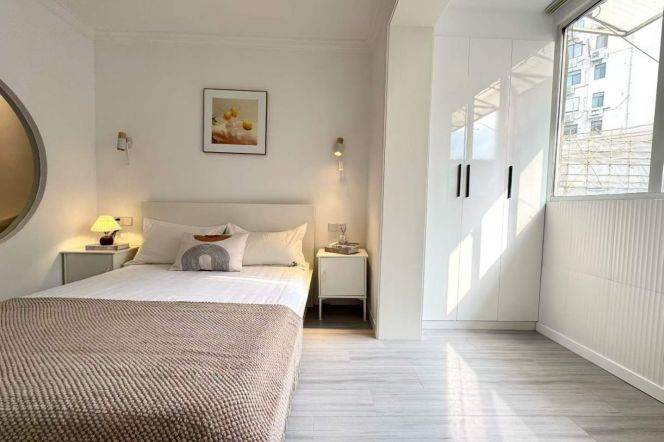 Changping rd/modern 1BR 1LR@L7,bright room/spacious&cozy/nice location