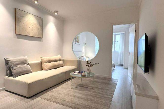 Changping rd/modern 1BR 1LR@L7,bright room/spacious&cozy/nice location