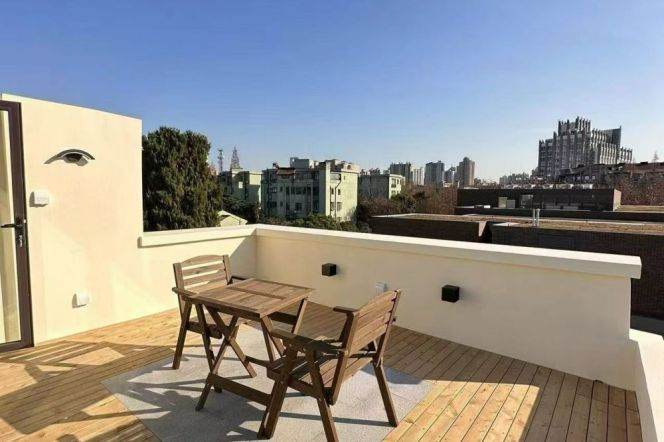    Entire 3rd Floor, 2BR with Large Terrace, 2 Mins to Metro