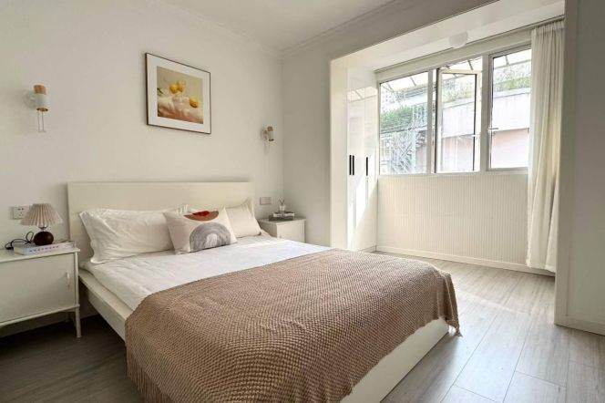 Changping rd/modern 1BR 1LR@L7,bright room/spacious&cozy/nice location