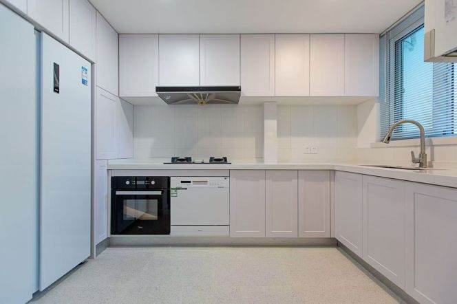 modern 3brs floor heating modern furniture in Zhong shan park line 2,3,4 only 21K