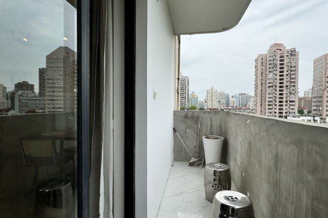 Amazing 3Br-2bathr + open balcony on Yanping rd /Nr Jing'an Temple/elevator/ 14.6K