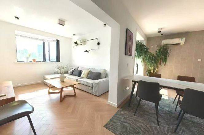 Huaihai/Huashan rd floor heating 2+1brs/3lrs/2ba apt with terrace; L10/11