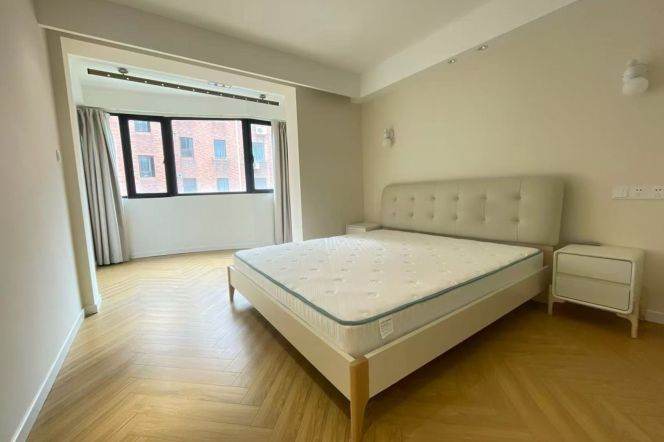 Spacious&Cozy 2Br/2Lr/1Bt Close to L2 Weining Rd Station 